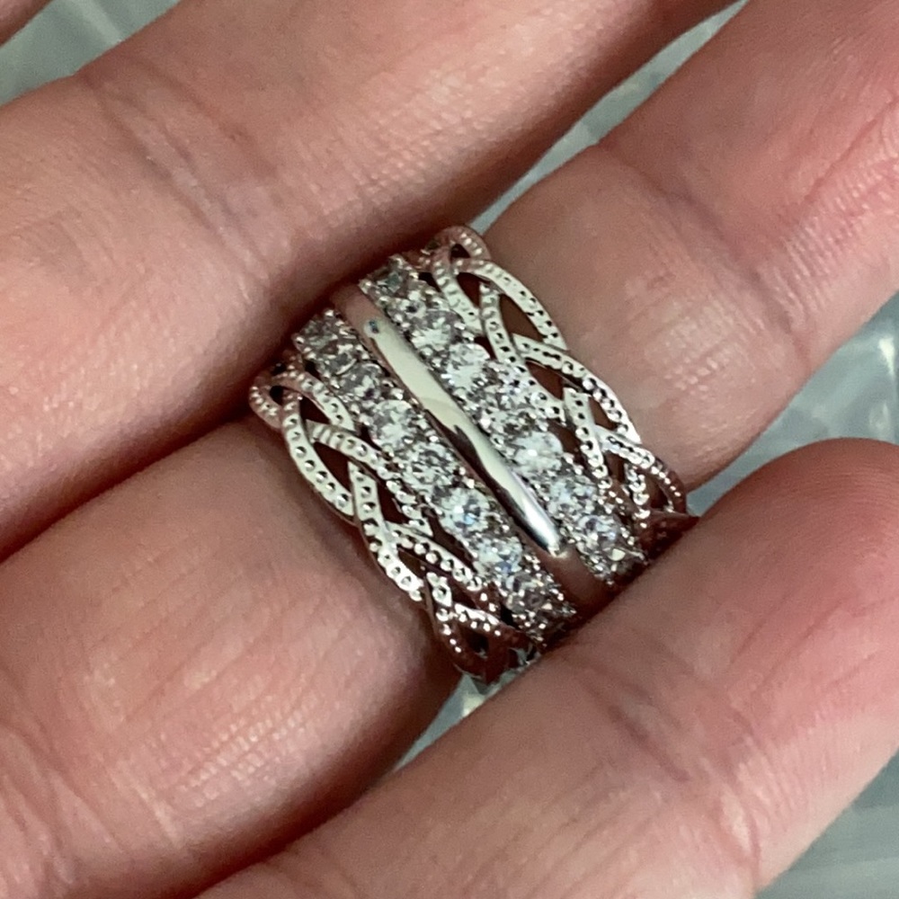 NEW Round Cut Luxury Diamond Ring - Picture 5 of 7